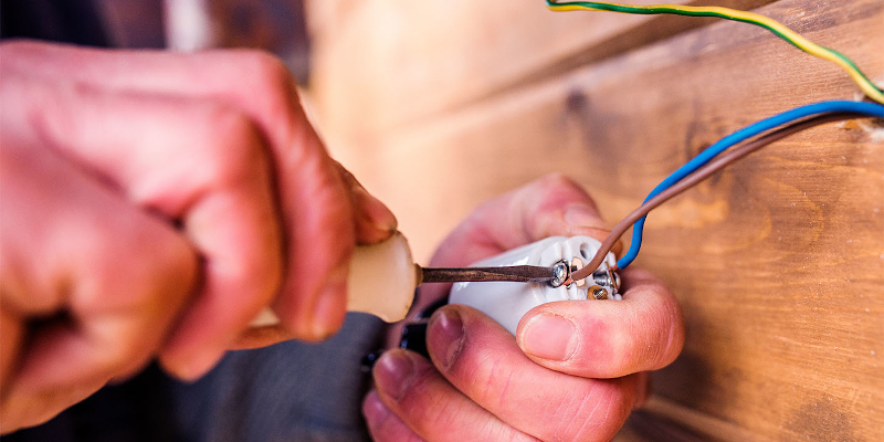 HOW TO CHOOSE THE RIGHT ELECTRICIAN